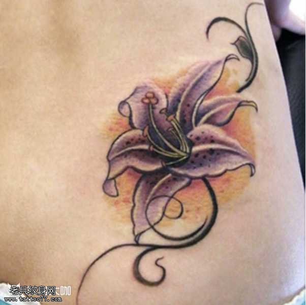 腰部花朵纹身图案