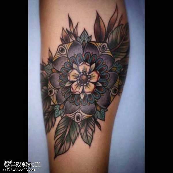 腿部曼花朵纹身图案