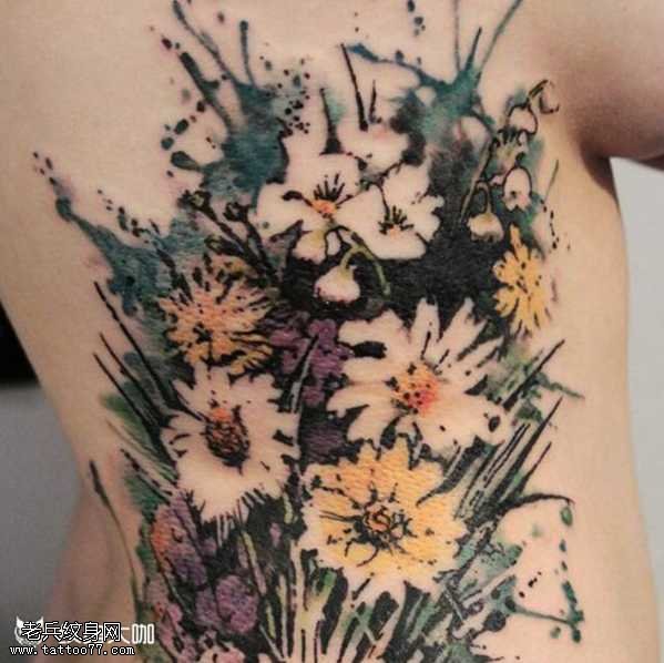 腰部花朵纹身图案