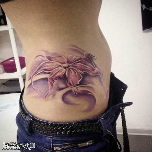 腰部花朵纹身图案