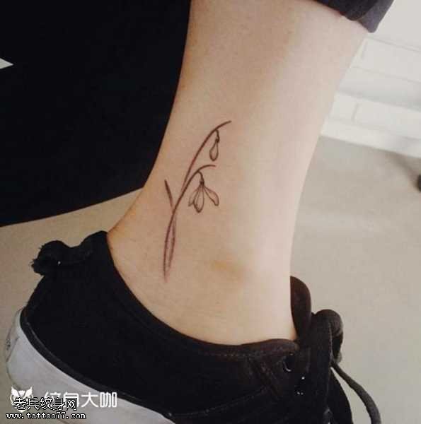 腿部花叶纹身图案