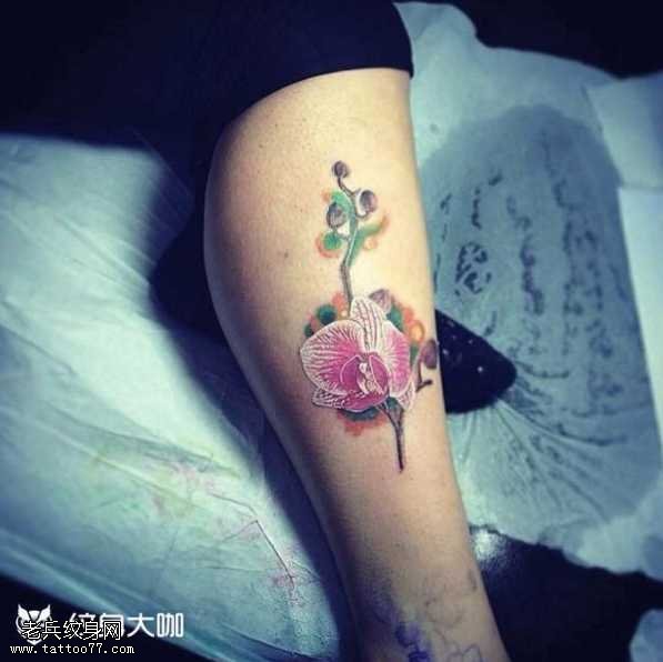 腿部花朵纹身图案