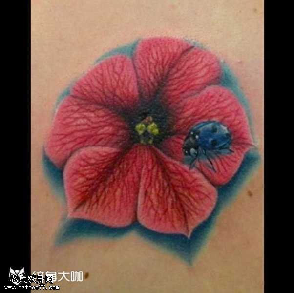 腿部个性花朵纹身图案