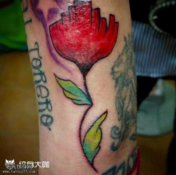 腿部红花朵纹身图案
