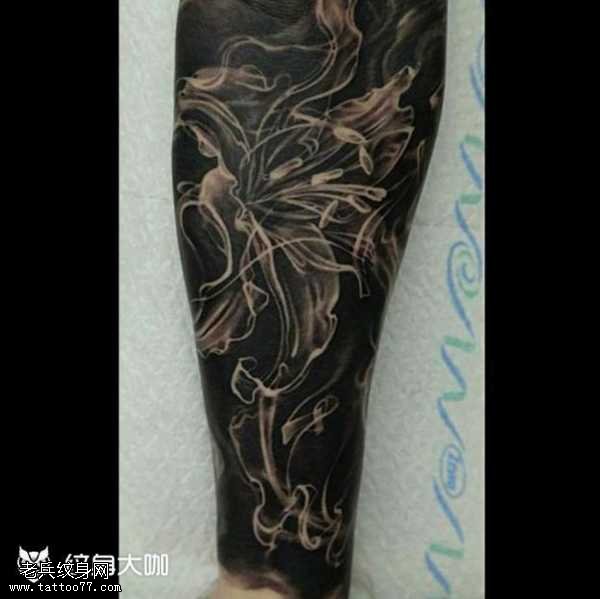 腿部花朵纹身图案