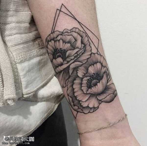 腿部花朵纹身图案