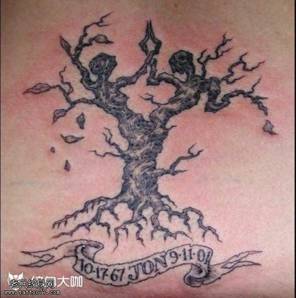 背部树木纹身图案