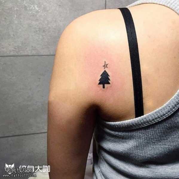 背部树木纹身图案