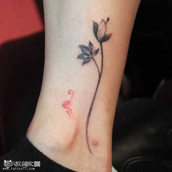 腿部花朵纹身图案