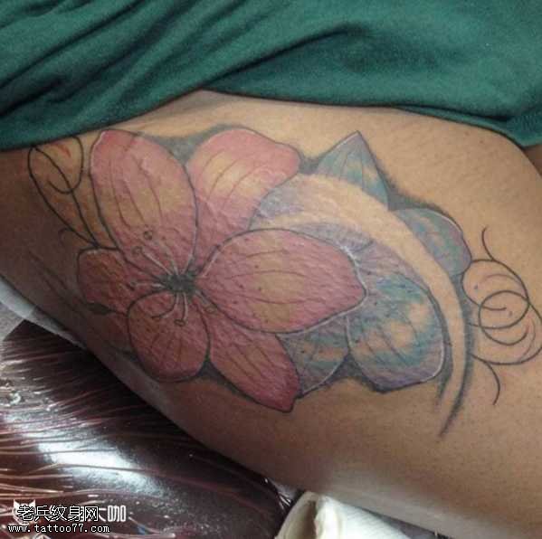 腿部唯美花朵纹身图案