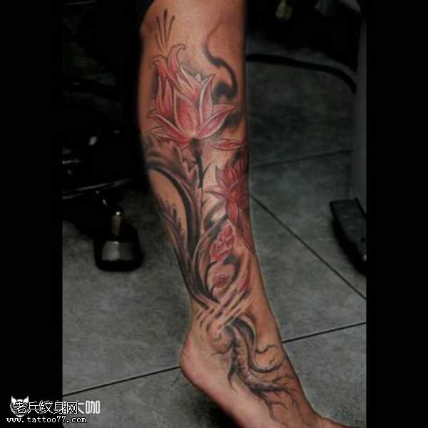 腿部漂亮花朵纹身图案