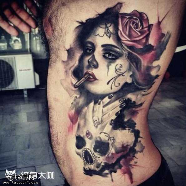 腰部吸烟女纹身图案