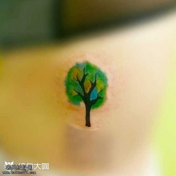 背部彩色树纹身图案