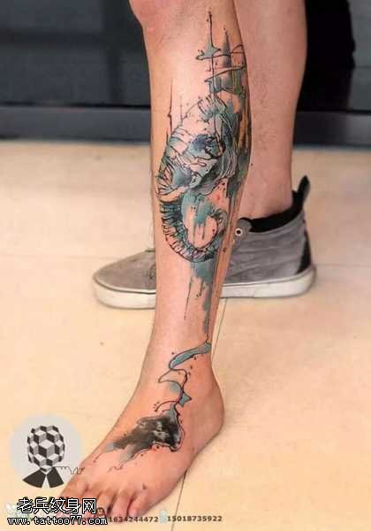 腿部抽象纹身图案