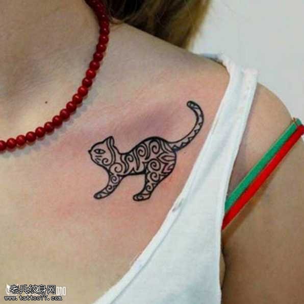 胸部猫纹身图案