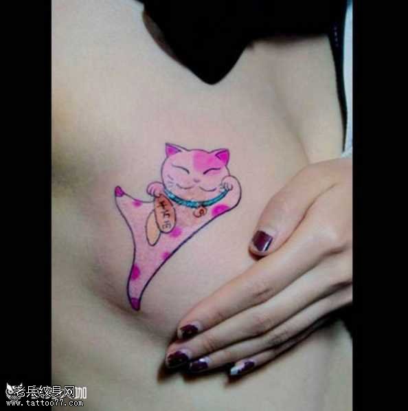 胸部猫纹身图案