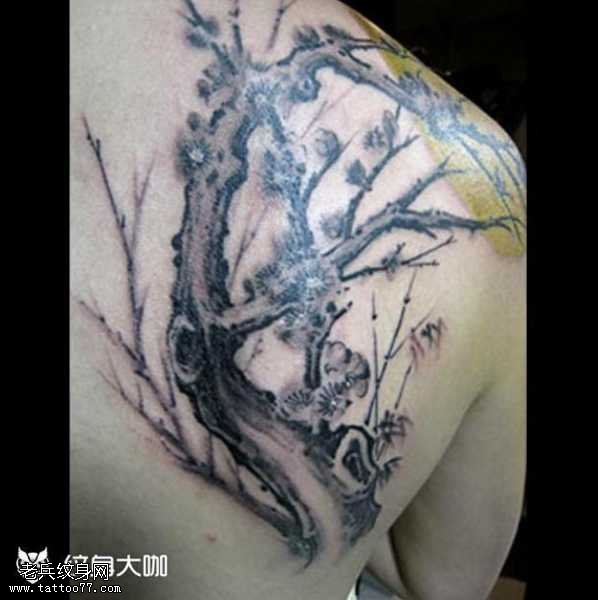 背部梅花纹身图案