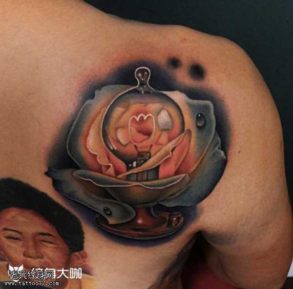 背部玫瑰灯泡纹身图案