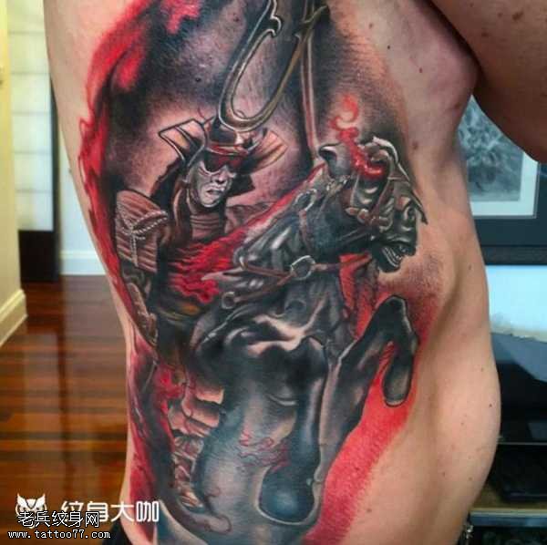 腰部武士纹身图案