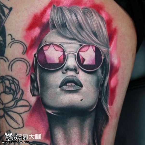 腿部女人物纹身图案