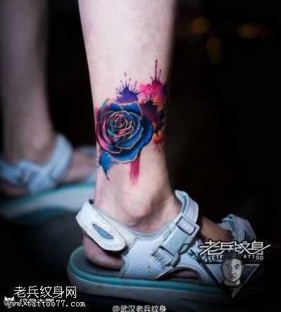 彩色玫瑰纹身图案