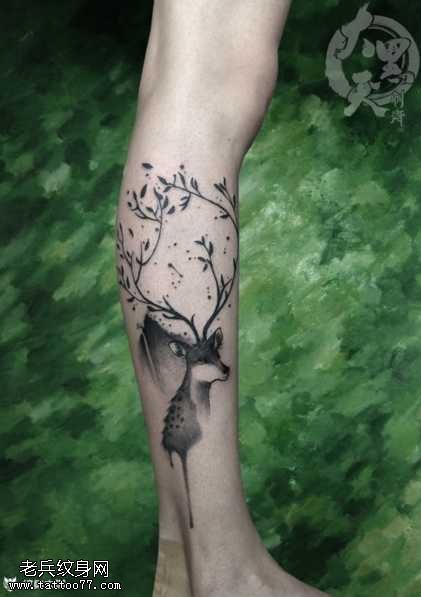腿部鹿纹身图案