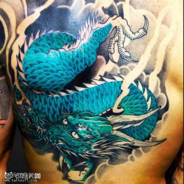 胸部蓝龙纹身图案
