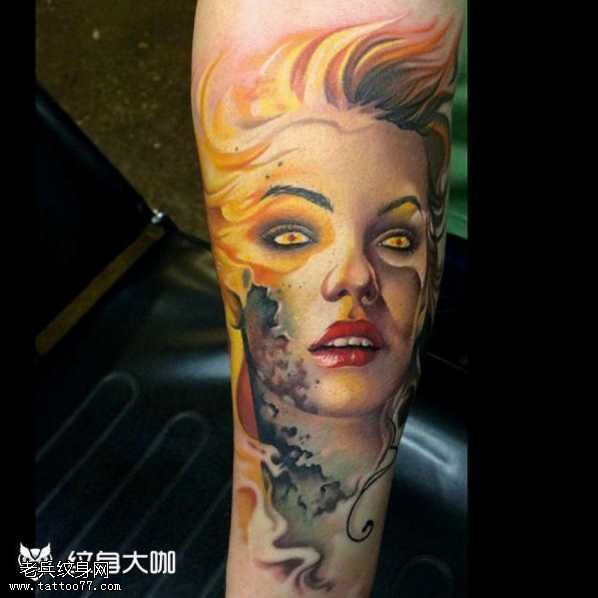 腿部火女人纹身图案