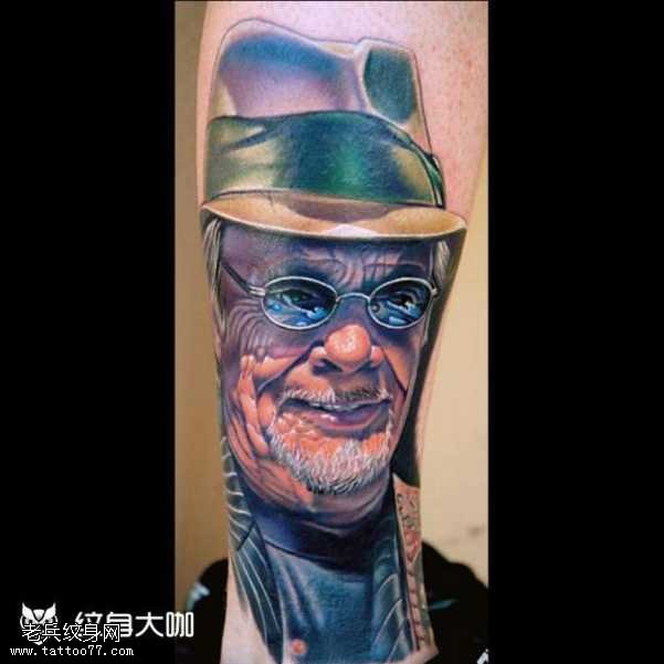 腿部老人纹身图案