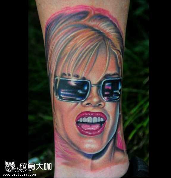 腿部眼睛美女纹身图案