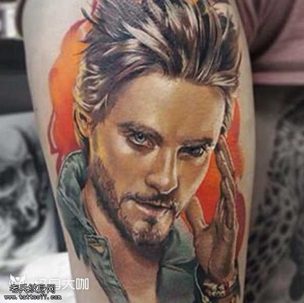 腿部男人物纹身图案