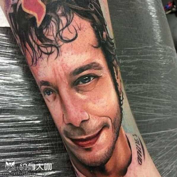 腿部欧美男纹身图案