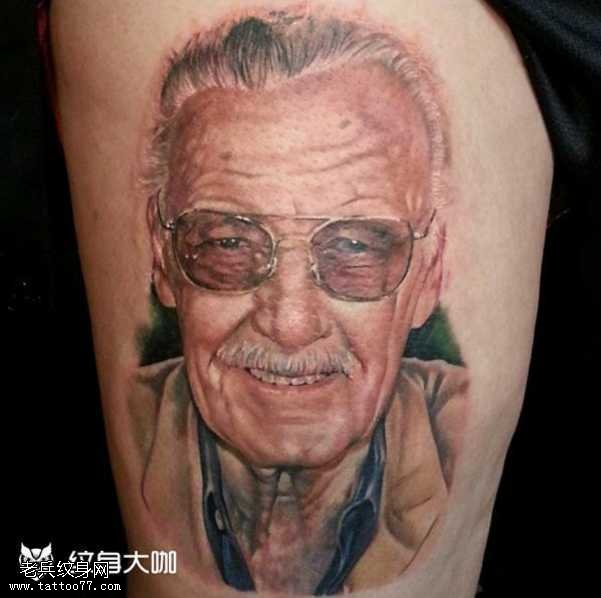 腿部老人物纹身图案