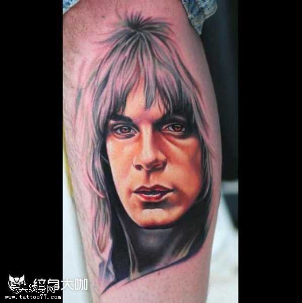 腿部人物纹身图案