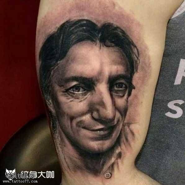 腿部人物肖像纹身图案
