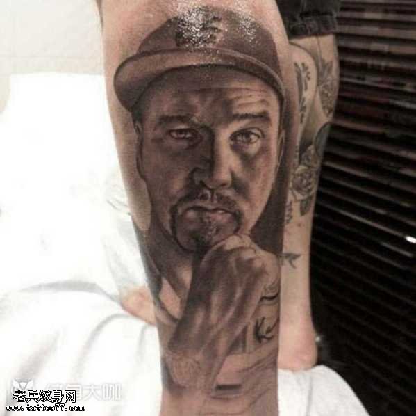 腿部人物纹身图案