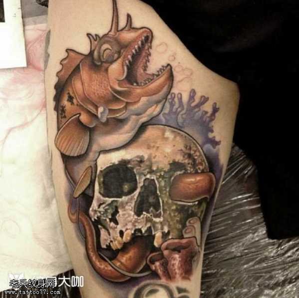 腿部食人鱼骷髅纹身图案