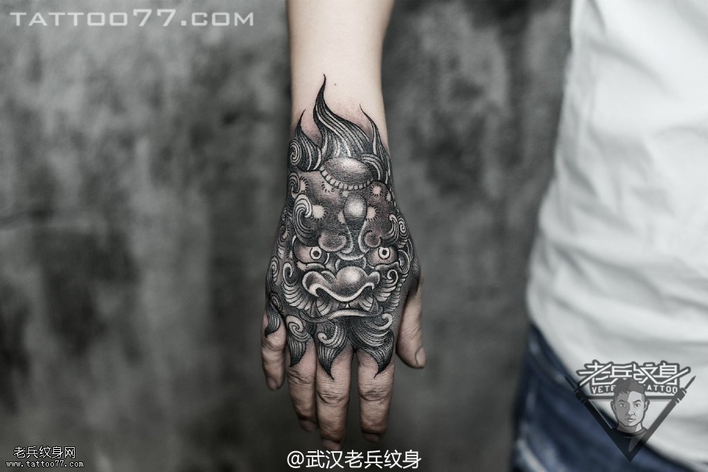 手背唐狮纹身图案作品