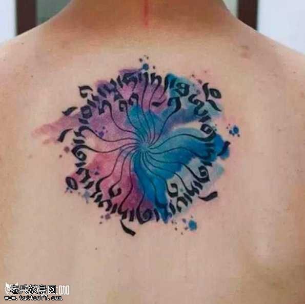 背部彩色花纹身图案