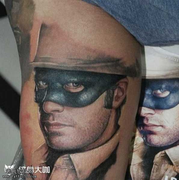 腿部蒙眼纹身图案