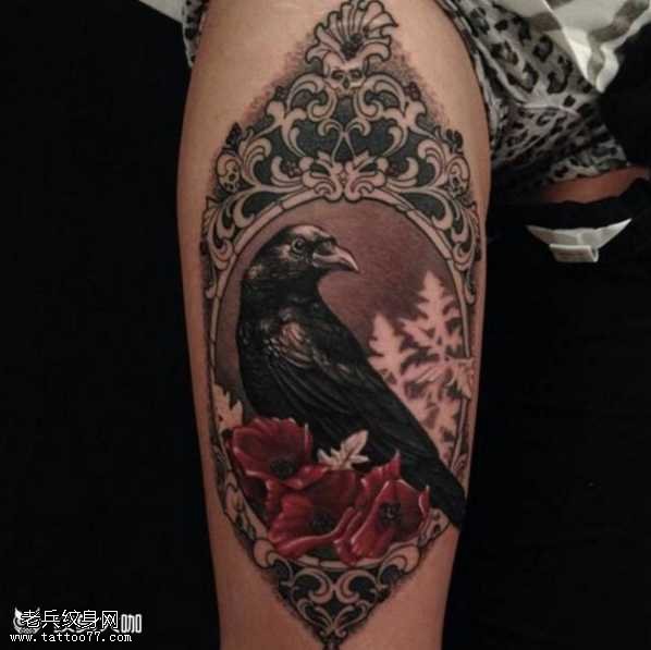 腿部乌鸦纹身图案
