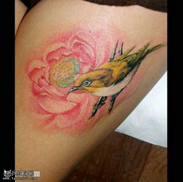 腿部粉玫瑰鸟纹身图案