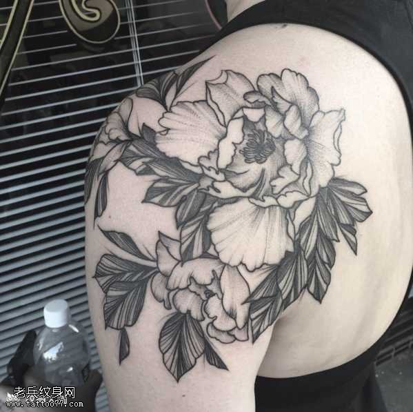 肩部灰花纹身图案
