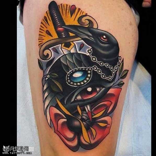 腿部射杀乌鸦纹身图案