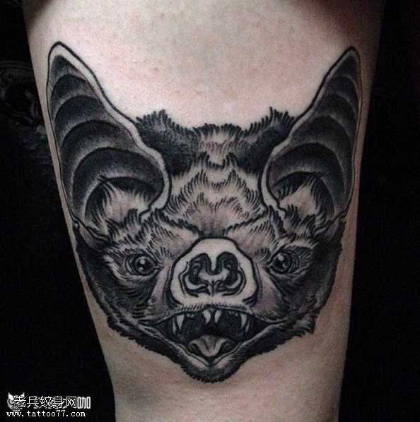 腿部蝙蝠头纹身图案