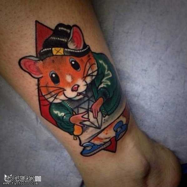 腿部老鼠纹身图案