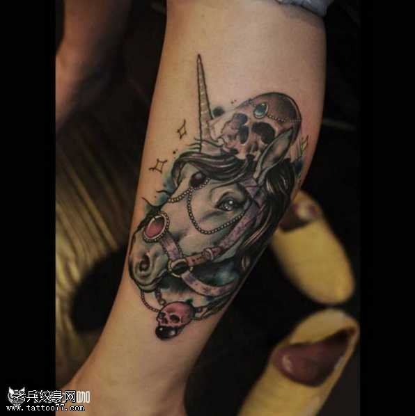 腿部独角兽纹身图案