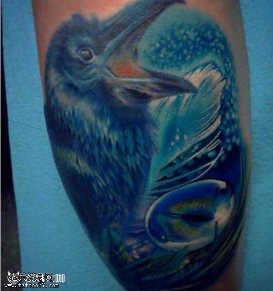 腿部蓝色鸟纹身图案