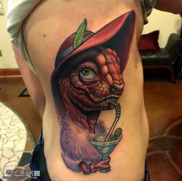 腿部小蛇女纹身图案