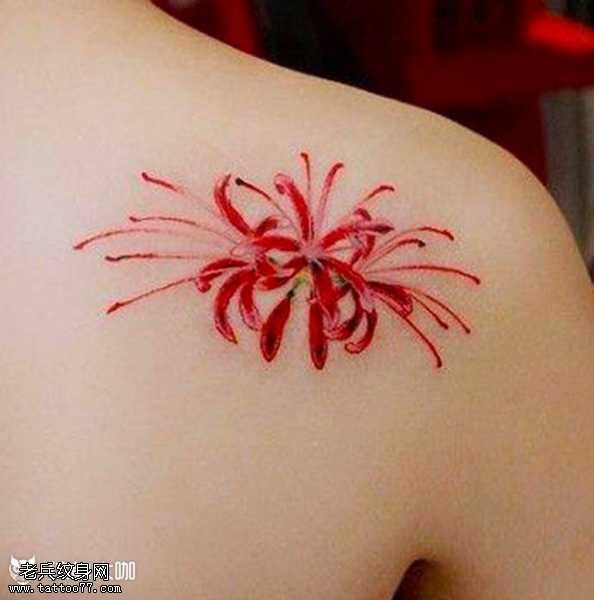 背部红色花朵纹身图案